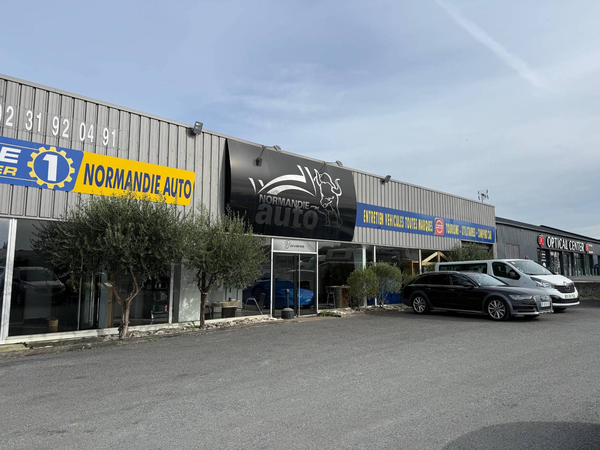 Façade du Garage Normandie Auto, boulevard Winston Churchill à Saint-Vigor-le-Grand